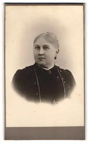 Fotografie unbekannter Fotograf und Ort, Frau Luise im schwarzen Kleid mit Brosche