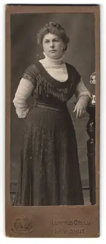 Fotografie Leopold Orelli, Landshut, Frau Marie im dunklen Kleid