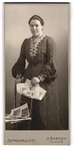 Fotografie Zeppenfeld & Co., Barmen, Frau E. Bergmann, im Kleid mit Zeitung