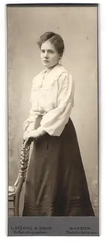 Fotografie L. Stüting & Sohn, Barmen, junge Frau Cora Quentin im Kleid, 1904