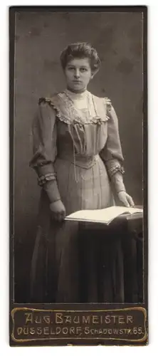 Fotografie Aug. Baumeister, Düsseldorf, Frau Margarete Mause im Kleid, 1907