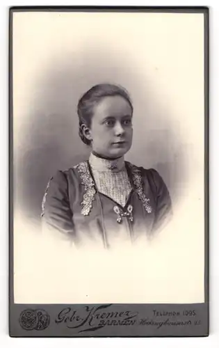 Fotografie Gebr. Kremer, Barmen, junge Frau Charlotte im bestickten Kleid, 1904