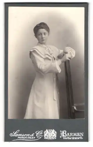 Fotografie Samson & Co., Barmen, junge Frau Elisabeth im hellen Kleid, 1904