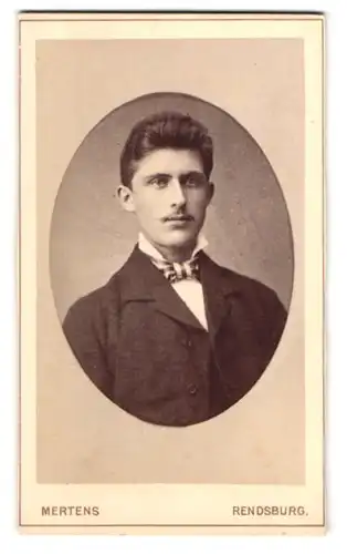 Fotografie Mertens, Rendsburg, Herr O. J. Grebe im Anzug