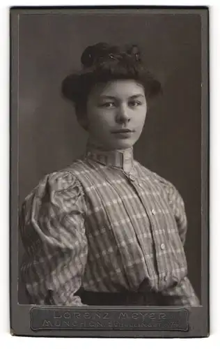 Fotografie Lorenz Meyer, München, junge Frau Berta Hartwick in gestreifter Bluse