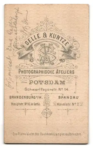 Fotografie Selle & Kuntze, Potsdam, junge Frau im Kleid mit Zwickerbrille