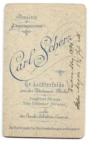 Fotografie Carl Scherz, Gross Lichterfelde, niedliches Mädchen Magda mit Perlenkette, 1896