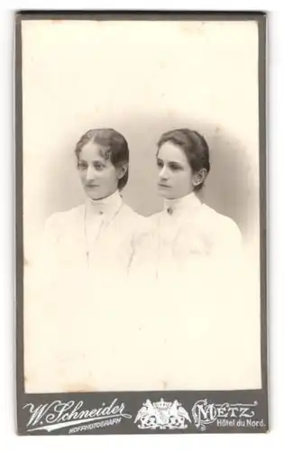 Fotografie W. Schneider, Metz, junge Frau Elise Manner und Helena in hellen Kleidern