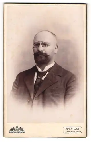 Fotografie Aug. Wilcke, Innsbruck, Herr R. Ponimeier mit Zwickerbrille, 1900
