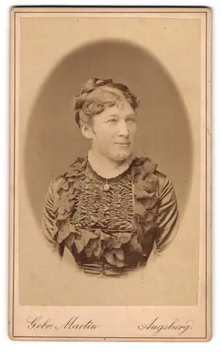 Fotografie Gebr. Martin, Augsburg, Frau im dunklen Kleid mit Rüschen, 1882