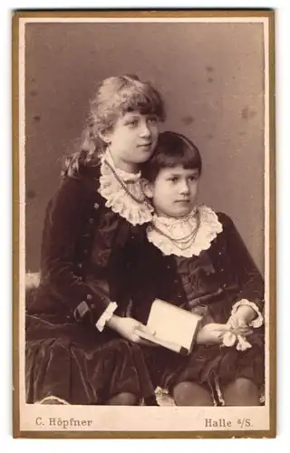 Fotografie C. Höpfner, Halle / Saale, zwei junge Mädchen Annie und Käthe in Samtkleidern, 1884