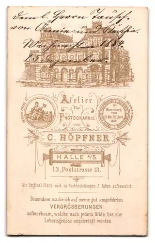 Fotografie C. Höpfner, Halle / Saale, zwei junge Mädchen Annie und Käthe in Samtkleidern, 1884