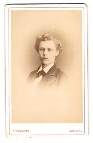 Fotografie E. Wachholtz, Halle / Saale, junger Mann H, Klettner im Anzug