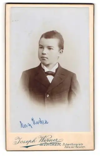 Fotografie Joseph Werner, München, junger Knabe Aug. Rocke im Anzug