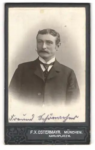 Fotografie F. X. Ostermayr, München, Herr Schöncher im Anzug mit Moustache