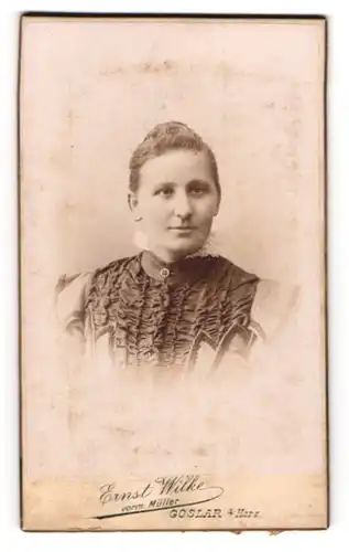 Fotografie Ernst Wilke, Goslar, Frau im Kleid mit Rüschenkragen
