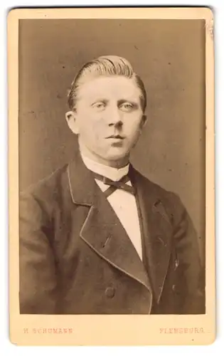 Fotografie H. Schumann, Flensburg, Herr Wilhelm Wehle im Anzug