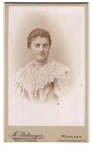 Fotografie M. Stettmeyer, München, junge Frau im hellen Kleid mit Perlenkette