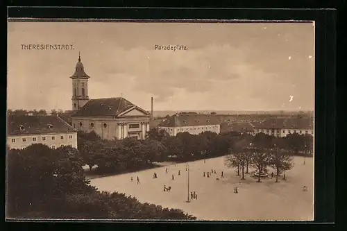 AK Theresienstadt, Paradeplatz mit Kirche