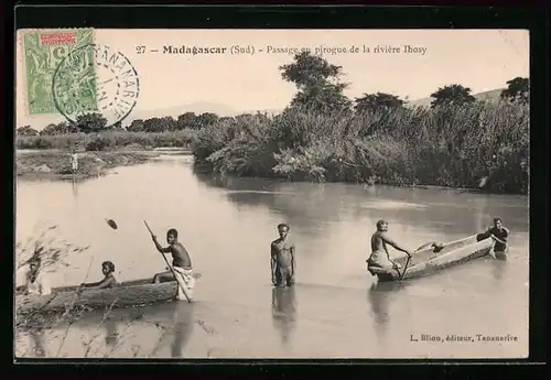 AK Ihosy, Passage en pirogue de la rivière Ihosy