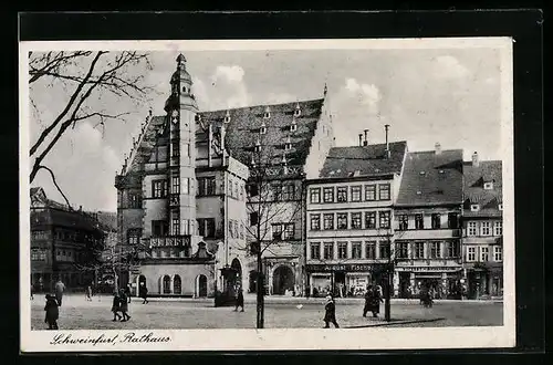 AK Schweinfurt, Passanten vor dem Rathaus