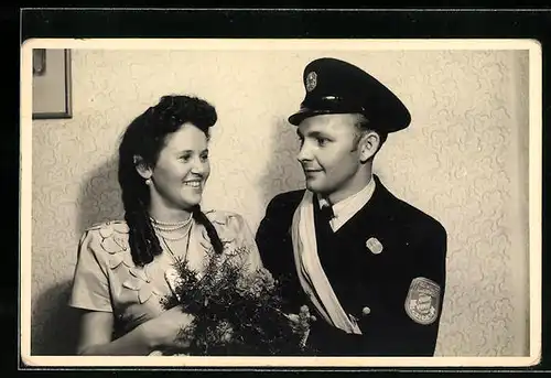 Foto-AK Hörbering, Fest der Freiwilligen Feuerwehr ca. 1955, Feuerwehrmann in Uniform mit Frau