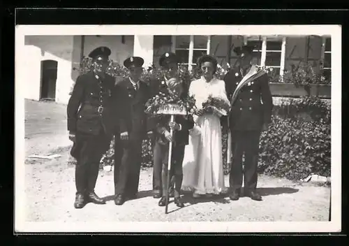 Foto-AK Hörbering, Fest der Freiwilligen Feuerwehr ca. 1955, Feuerwehrleute mit Frau und Jungen