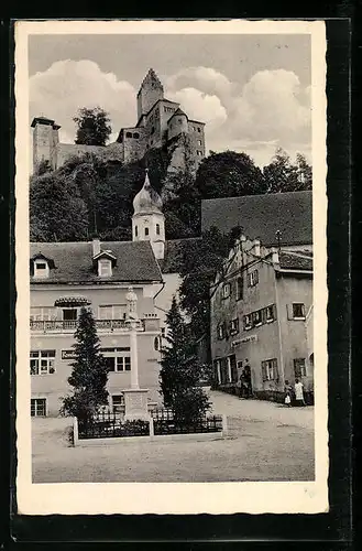 AK Kipfenberg, Marktplatz mit Kriegerdenkmal und Burg