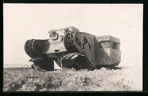 Foto-AK Tank-Panzer auf sandigem Boden