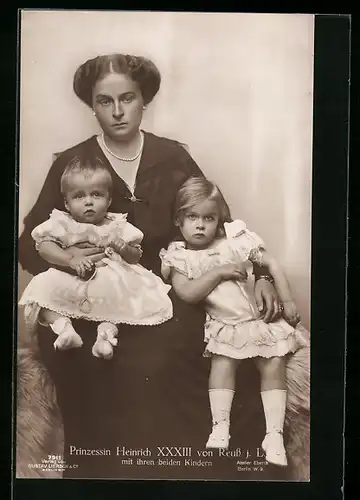 AK Prinzessin Heinrich XXXIII von Reuss j. L. mit Kindern