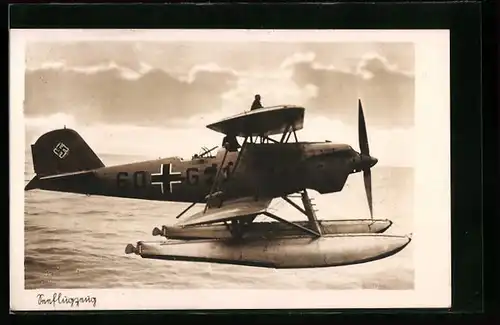 AK Wasserflugzeug kurz über der Meeresoberfläche,