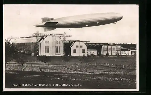 AK Friedrichshafen a.B., Zeppelin über den Luftschiffhallen