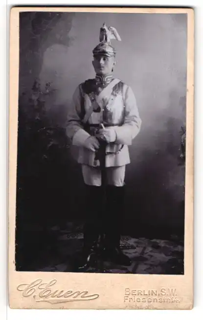 Fotografie Carl Euen, Berlin, Kürassier des Garde-du-Corps mit Paradehelm und Kürass 0