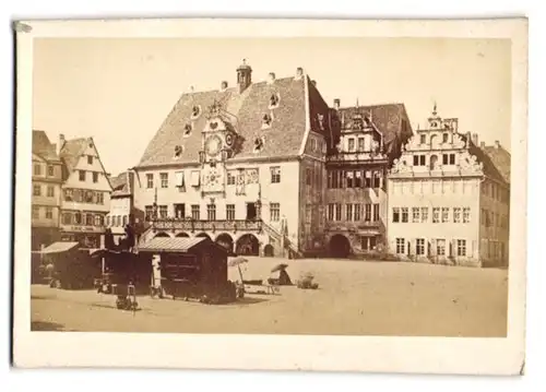 Fotografie unbekannter Fotograf, Ansicht Heilbronn, Marktplatz mit Rathaus und Marktbuden