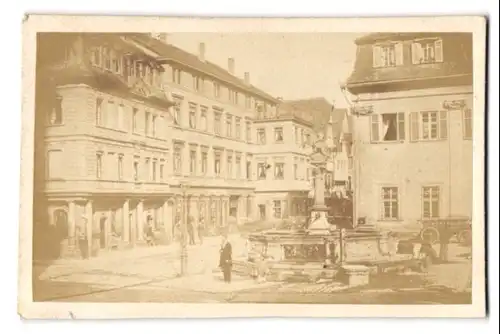 Fotografie unbekannter Fotograf, Ansicht Heilbronn, Hafenmarkbrunnen mit Geschäftszeile und Wohnhäuser