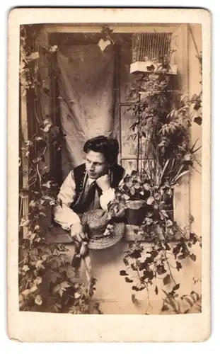 Fotografie F. A. G. G., Ort unbekannt, Genrebilder nach der Natur, Mann schaut aus dem Fenster, Pfeife in der Hand