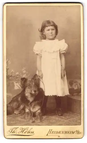 Fotografie Th. Höhn, Heidenheim, niedliches Mädchen mit ihrem Hund an der Leine im Atelier