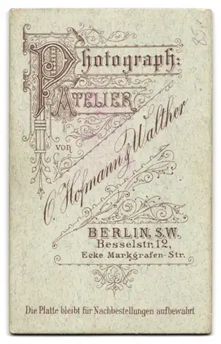 Fotografie Otto Hofmann & Walther, Berlin, Kürassier des Garde-du-Corps mit Paradehelm, Säbel und Kürass