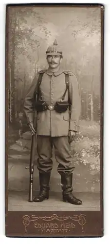 Fotografie Eduard Heid, Rastatt, Soldat in Feldgrau Unioform Rgt. 111, Ausmarschgepäck, Bajonett aufgepflanz, Tarnbezug