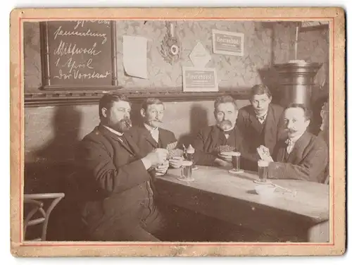 Fotografie unbekannter Fotograf und Ort, vier Herren bei einer Runde Skat mit Schwarzbier in der Kneipe