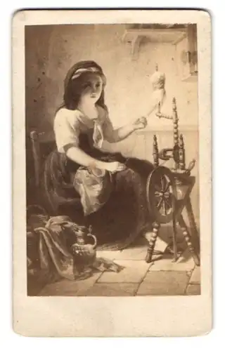 Fotografie unbekannter Fotograf und Ort, Gemälde einer Frau am Spinnrad, Spinnerin