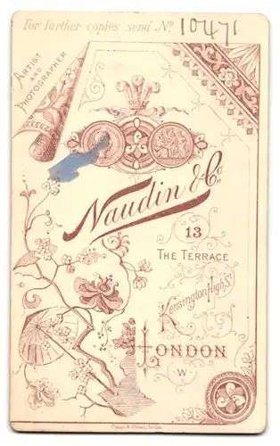 Fotografie Naudin & Co., London, Königliches Wappen mit Aufschrift Ich Bien, Bambusschirm und Kirchblütenbäume