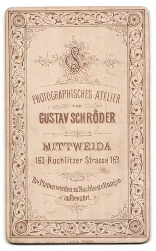 Fotografie Gustav Schröder, Mittweida, Rochlitzer Str. 163, Monogramm des Fotografen über Anschrift des Ateliers