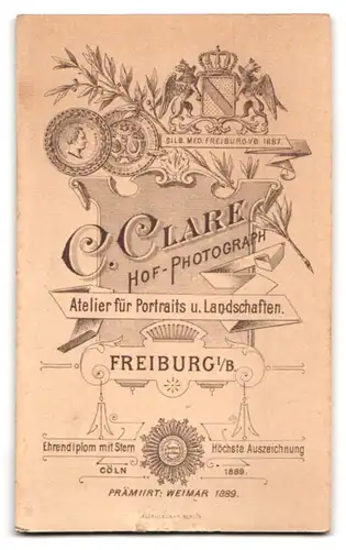 Fotografie C. Clare, Freiburg i. B., Königliches Wappen mit Greifen und Medaille über Anschrift des Atelier