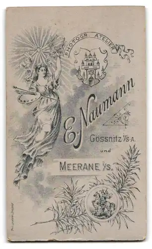 Fotografie E. Neumann, Meerane i. S., Wappen der Stadt und Malerin mit Farbpalette samt Lorbeerkranz