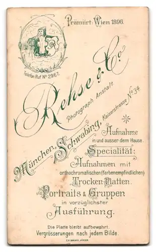 Fotografie Rehse & Co., München, Münchner Kindl mit Plattenkamera und Wappenschild samt Monogramm des Fotografen
