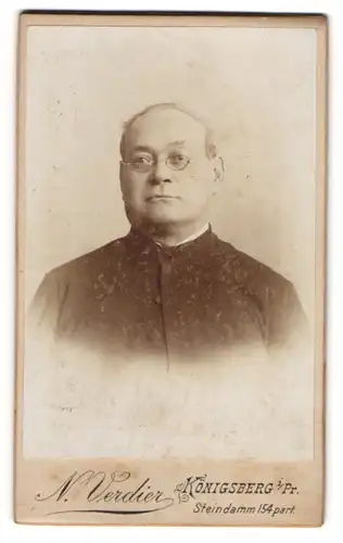 Fotografie N. Verdier, Königsberg i. Pr., Pfarrer im Talar mit Brille