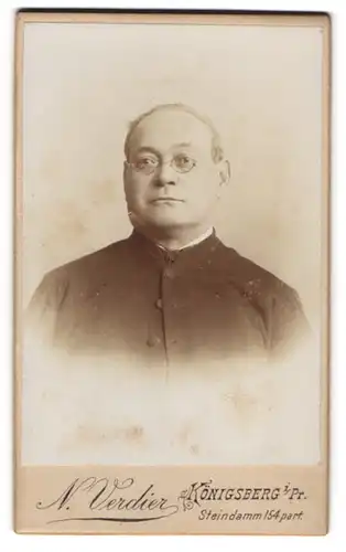Fotografie N. Verdier, Königsberg i. Pr., Königsberger Pfarrer im Talar mit Brille