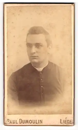 Fotografie Paul Dumoulin, Liege, französischer Pfarrer im Talar mit Collar