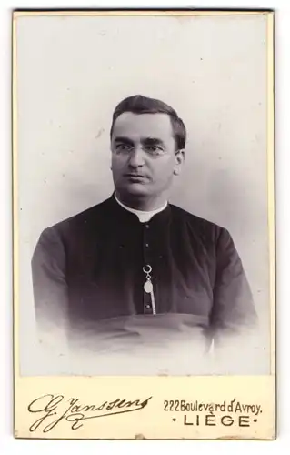 Fotografie G. Janssen, Liege, Pfarrer im Talar mit Collar und Brille